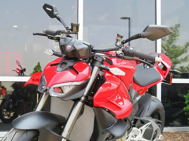 2025 Ducati Streetfighter V4 Ducati Red in Sport Bikes in Cambridge - Image 10