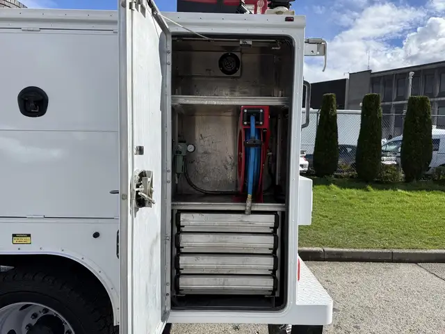 2024 Ford F-550 Crew Cab 4x4 Service Truck with Welder and Compr in Heavy Trucks in City of Montréal - Image 24