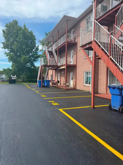 Un très grand appartement à louer au Rez-de-Chaussé, avec de grandes fenêtres, beaucoup de rangement...