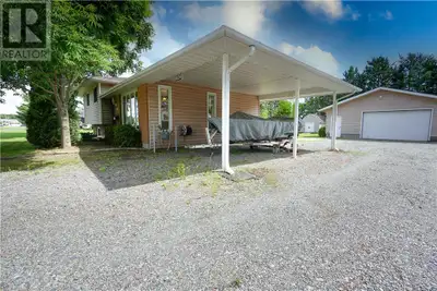A modern 3 bed spit level open kitchen to dinning/eating area. Nice hardwood cabinets and door leadi...