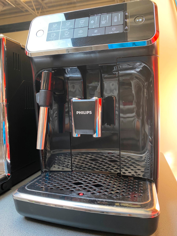 Philips 3200 CMF Automatic Espresso Machine in Coffee Makers in Markham / York Region