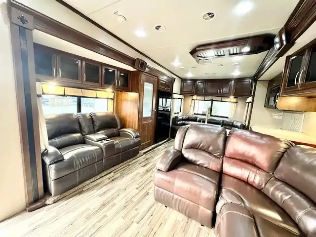 2014 GRAND DESIGN SOLITUDE (FINANCING AVAILABLE) in Travel Trailers & Campers in Kelowna - Image 4