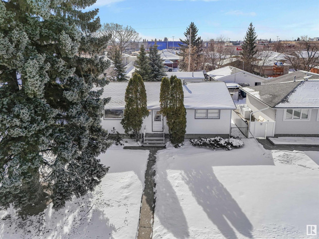 5211 101A AV NW Edmonton, Alberta in Houses for Sale in Edmonton - Image 2