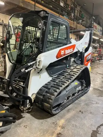 74HP, 80in. Low Profile, Hydraulic Self Leveling, Auxiliary Hydraulics, Hydraulic Quick-Tach, Hand C...