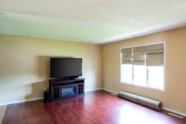 11 Fitzgerald Ave. 5 Bed 2 Bath Downtown Fenced yard in Long Term Rentals in Fort McMurray - Image 3