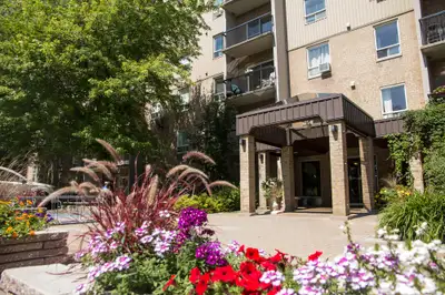 4 1/2 Charlesbourg - Piscine - jardins - août