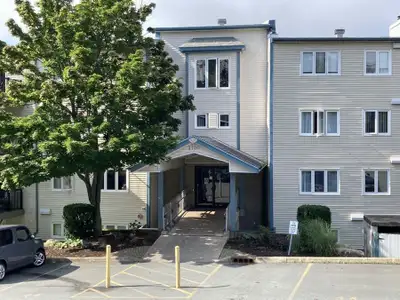 Available Now This modern1 Bedroom with Den, 1 Bath Condo is move in ready! This unit offers an open...
