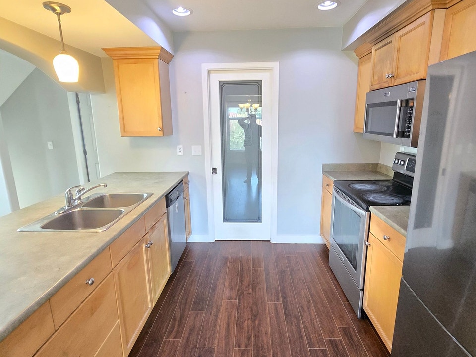 Comfortable Townhome in Eden Park! 5