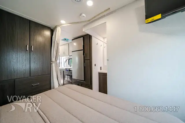 2027 Winnebago Sunflyer 22RS in Travel Trailers & Campers in Kelowna - Image 23