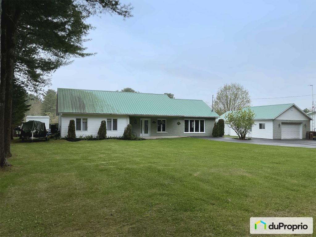 $725,000 - Bungalow for sale in Ste-Clotilde-De-Horton — photo 1