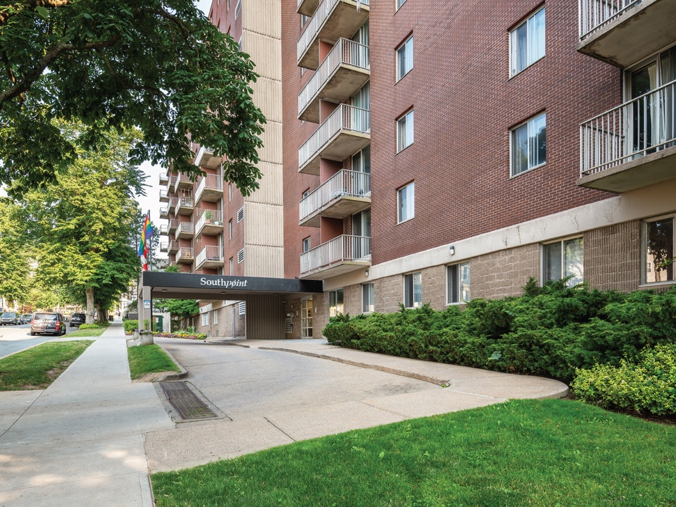 FALL IN LOVE WHERE YOU LIVE - BACHELOR APT AVAILABLE DOWNTOWN 3