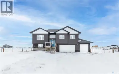 Escape to the tranquility of acreage living without sacrificing the convenience of city proximity! T...