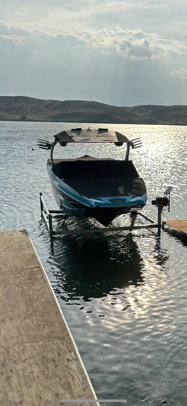Boat Lifts and Docks in Powerboats & Motorboats in Winnipeg