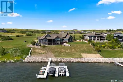 SPRAWLING AND SPECTACULAR LAKESIDE OASIS AT SUNDALE! The house is to be sold with next-door waterfro...