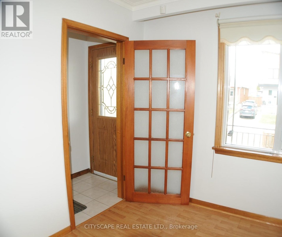 UPPER FLOOR - 49 ALGOMA STREET Toronto (Mimico), Ontario 5