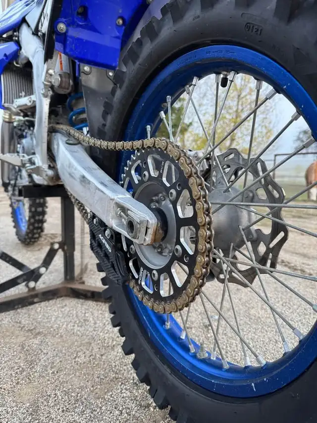 2018 YAMAHA YZ450F 450CC-WHITE & BLUE in Dirt Bikes & Motocross in Edmonton - Image 7