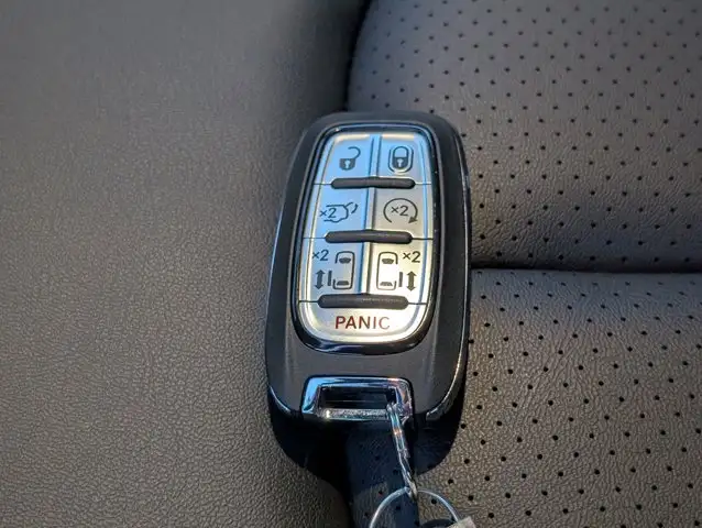 2026 Chrysler Pacifica Select in Cars & Trucks in Edmonton - Image 33