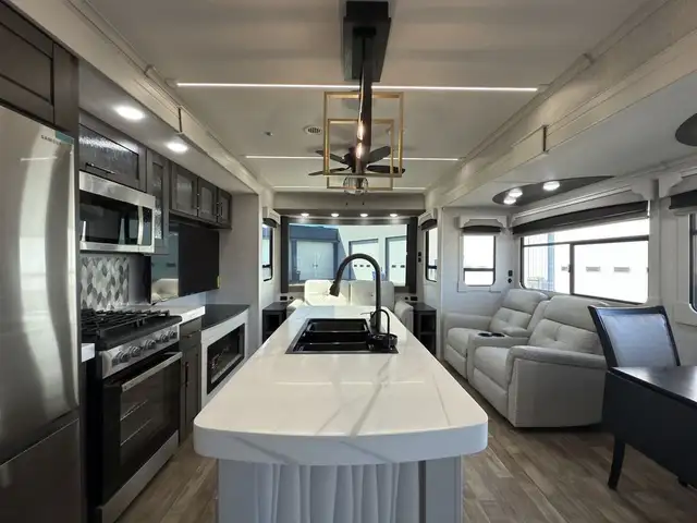 2025 Crossroads RV Redwood Regency 3721FDB Roulotte de parc 2025 in RVs & Motorhomes in Lanaudière - Image 8