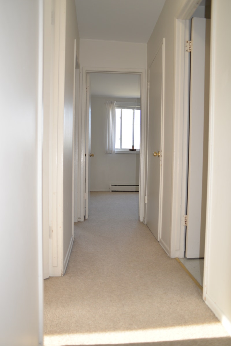 3 Bedroom Apt, 1740 Taylor July1 and Aug1 (x1 free pkg stall) Long