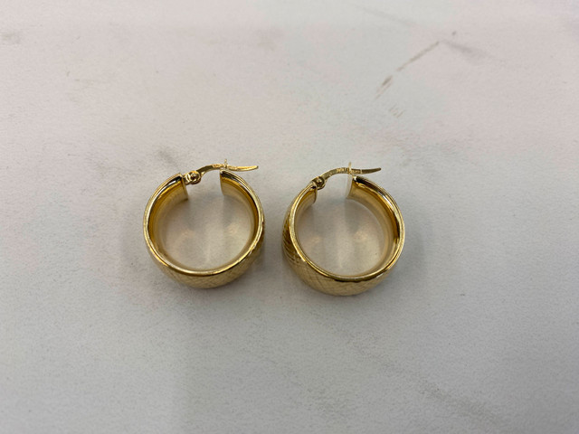 NEW! 10K Gold Textured Wide Hoop Earrings in Jewellery & Watches in City of Toronto - Image 4
