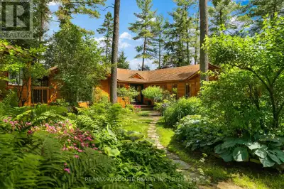 Absolutely stunning year-round cottage on Green Lake. Main building is constructed with Pan Abode-pr...