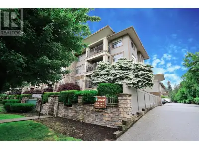 This unit is corner unit and it is bright 2 Bed/2 Full Bath/2 Parking & Rentals + pets ok. Urbano bu...