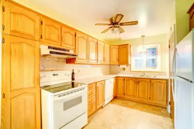 Renting rooms in Hull's neighborhood, right off the highway 105; which also offers better access to...