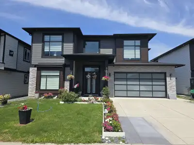 Experience modern living in this beautifully built 2022 home with 6 bedrooms and 4 bathrooms, offeri...