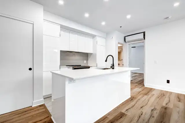 Spacious 1-bedroom apartment and private terrace! Pool!63373391525889122