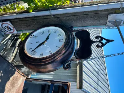 Horloge suspendue Dimension: 30 po x 8 po d'épaiseeur Dimension hors-tout: 48 po Voltage 120 volt Pr...