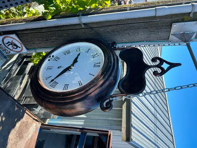 Horloge suspendue in Outdoor Décor in Drummondville - Image 2