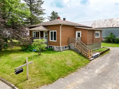 Danville (Estrie) : Charmante maison rénovée de 3 chambres, clé en main, sur un terrain de 15 478,5...