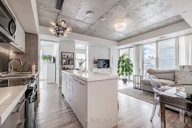 South Riverdale Condo with 2 + Den Bedrooms in Condos for Sale in City of Toronto - Image 2
