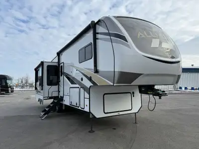 Superbe caravan a sellette très propre avec beaucoup de rangement. We also speak english Voir www.su...