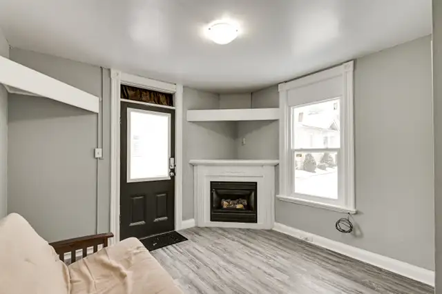 1 Bed / 1 Bath Main Floor Apartment for Rent in London, ON: $1,1 in Long Term Rentals in London - Image 5
