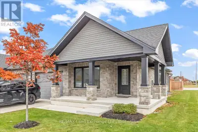 Condo opportunities in Devonshire Place are rare, and this one truly shines. With 2+1 bedrooms, 3 ba...