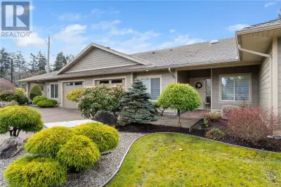 Absolutely immaculate patio home in Estuary Place close to wonderful, short, beach walks and trails...