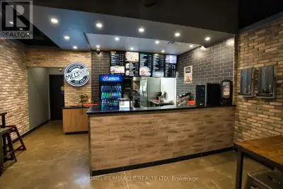 MELTwitch Food Co. is the no. 1 Grilled Cheese Franchise in Canada !! This fine Quick-Serve Restaura...