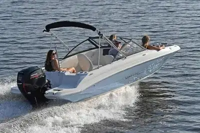 OUTBOARD POWER WITH OPEN LAYOUT Do you love the open layout you get from a traditional deck boat but...