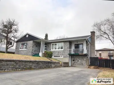 Une grande :MAISON SPACIEUSE ET LUMINEUSE Spacieuse maison unifamiliale en pierres et en briques com...