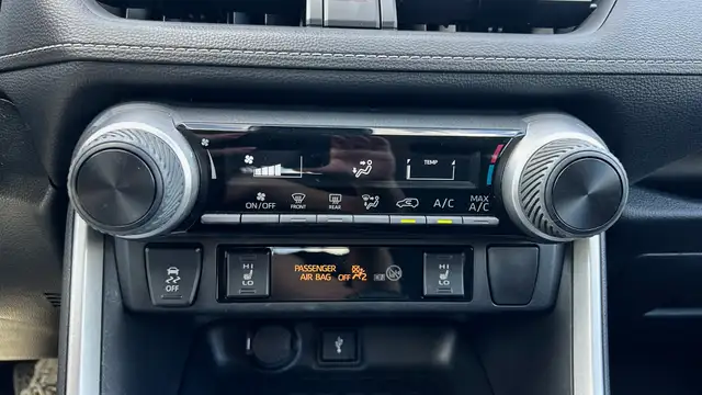 2021 Toyota RAV4 LE -NO ACCIDENT-LOW MILEAGE-BLIND SPOT MONITOR- in Cars & Trucks in Markham / York Region - Image 18