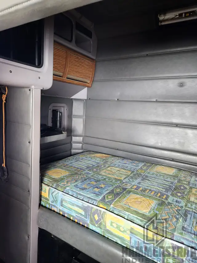 2004 PETERBILT 378 Sleeper Semi Truck w/ C15 Cat Engine in Heavy Trucks in Edmonton - Image 26