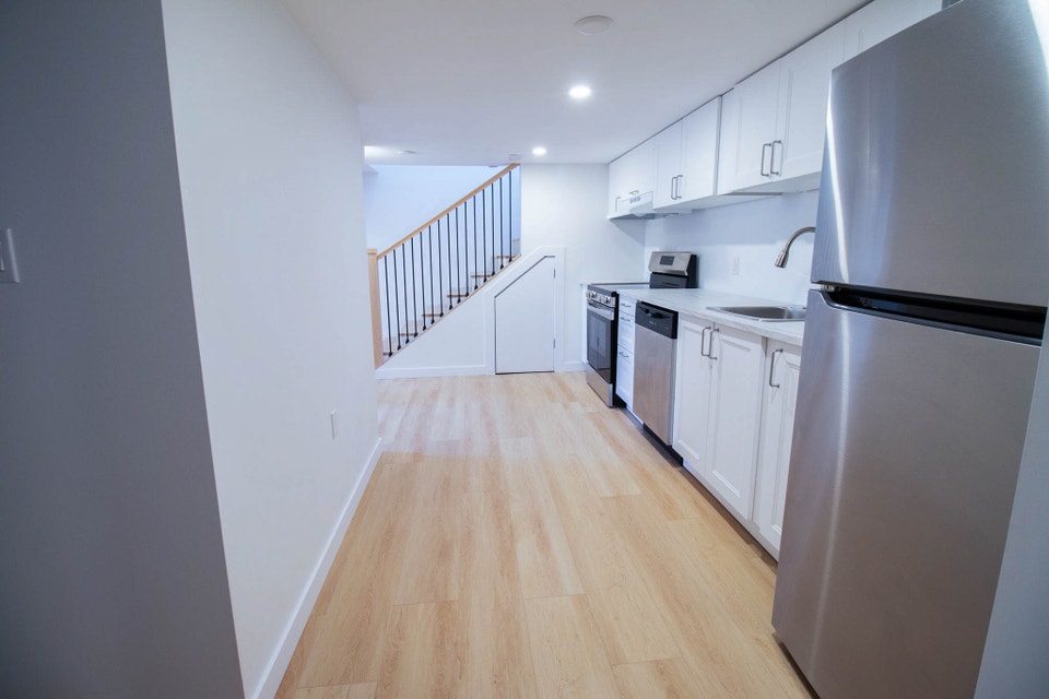 58 Churchill Ave, Welland - 1 Bedroom Lower Unit 4