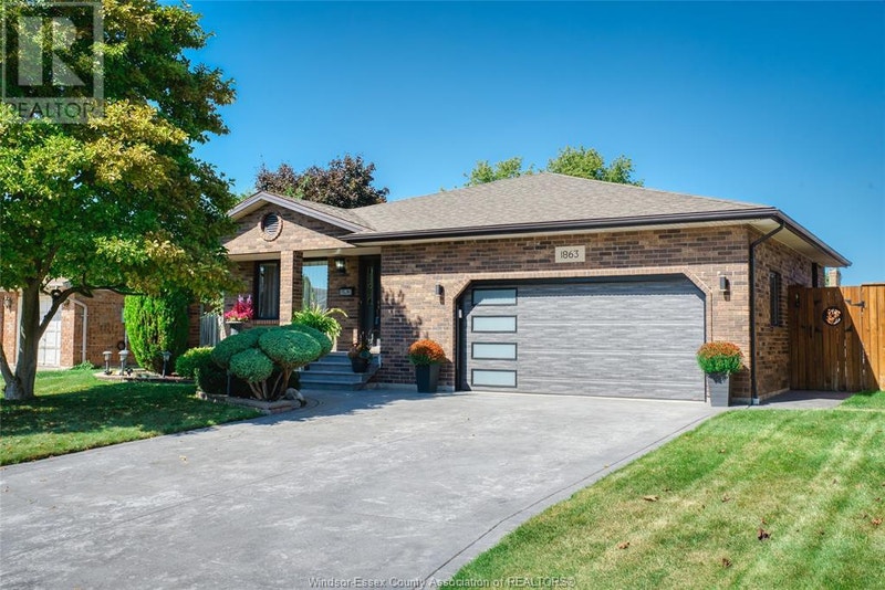 1863 HEATHERSTONE WAY LaSalle, Ontario Houses for Sale Windsor