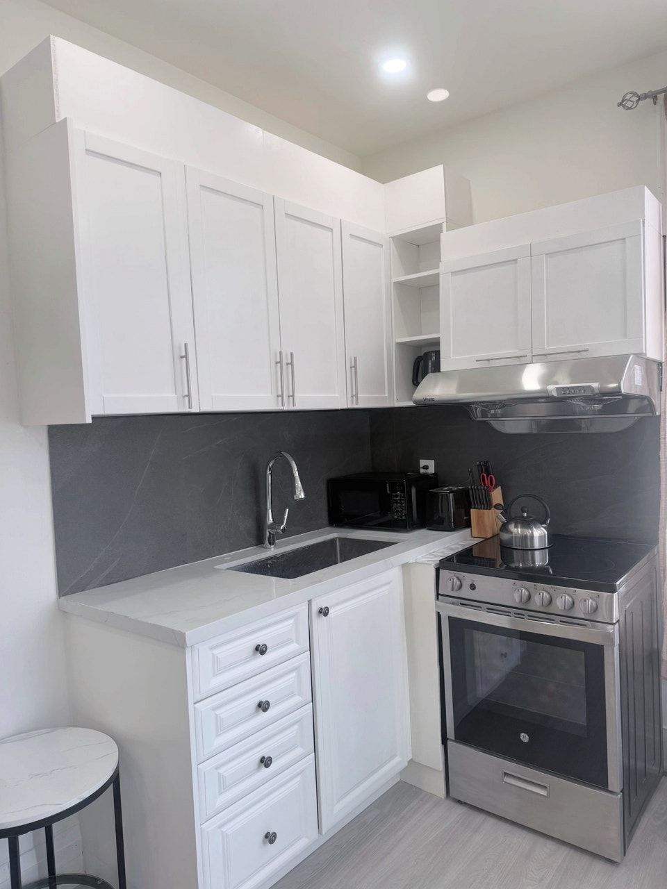 One Bedroom Apartment in 6th Line & Dundas,  OAKVILLE 4