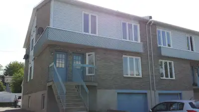 Appartement style condo avec entrée privée Très propre Superbe appartement de style condo, très prop...