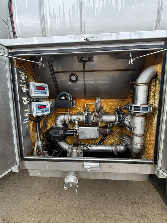2014 PETERBILT 367 22,000L Sleeper Tank Truck in Heavy Trucks in St. Albert - Image 14