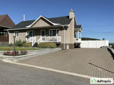 Maison spacieuse de 28' X 40' à aires ouvertes, très bien entretenue et rénovée au fil des ans, situ...