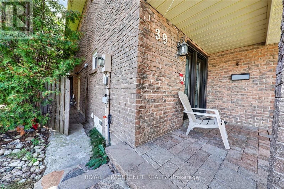 39 LONGFELLOW COURT Whitby (Pringle Creek), Ontario 4