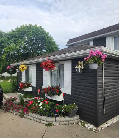 FURNISHED ROOM BI-WEEKLY RENT - Conveniently located at 898 at Talfourd St. near bus route. FURNISHE...
